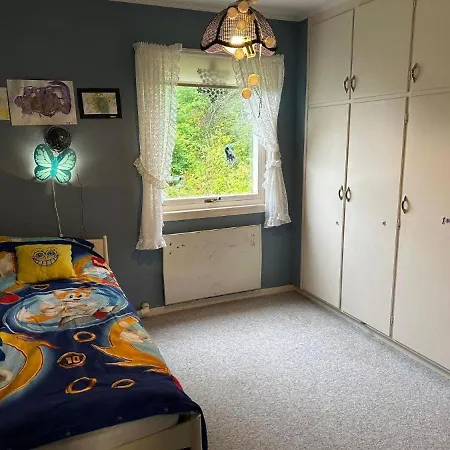 Sentralt Enebolig Med 3 Soverom Nyaraló